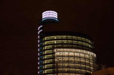 Modern Binası gece