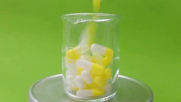 Capsules in slow motion — Stock Video