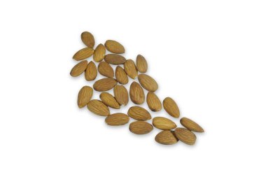 Çiğ kahverengi bademler, beyaz arka planda doğal bir soyut desen oluşturuyor.