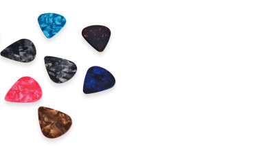 Müzik enstrümanları çalmak için çeşitli renkli gitar seçimleri grubu