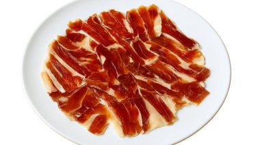 Serrano jambonu geleneksel İspanyol yemeği aperatifleri servis ediyor.