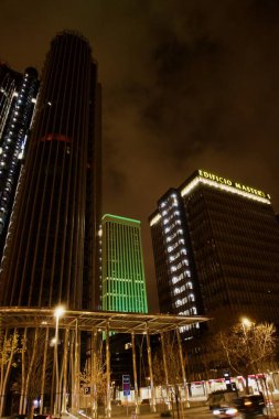 Madrid, İspanya - 4 Ocak 2026 - Madrid 'in işlek mali bölgesinde gökdelenler gökyüzünü aydınlatıyor