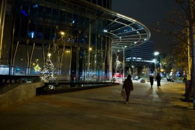Madrid, İspanya - 4 Ocak 2026 - Azca mali kompleks sokak sahnesi gece yayalar ve modern mimarinin yer aldığı