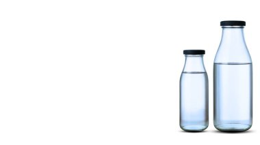 Beyaz arka planda taze içme suyu bulunan iki cam şişe.