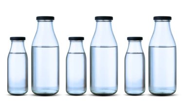 Temiz içme suyu sunan cam şişeler, su ve saflığı temsil ediyor.