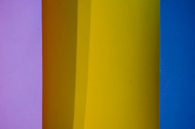 Modern geometrik arkaplan dokusu oluşturan soyut çizgiler ve canlı renkler