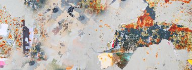 Üzerinde yazılar olan eski beton duvar ve arkaplan.