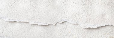 Arkaplanı buruşuk kağıtlarla kaplanmış..