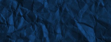 Arkaplanı buruşuk kağıtlarla kaplanmış..