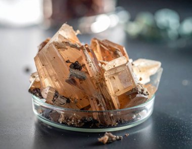 İşlenmemiş değerli mineral üzerine siyah