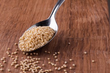 metal kaşık kahverengi ahşap masa üzerinde darı