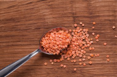 metal kaşık kahverengi ahşap masa üzerinde kırmızı mercimek