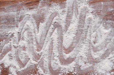 kahverengi ahşap masanın üzerine un