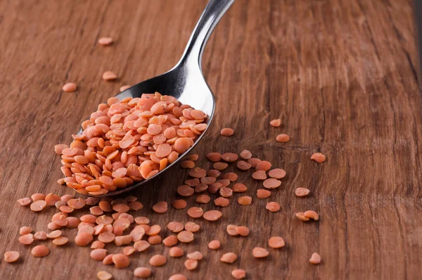 metal kaşık kahverengi ahşap masa üzerinde kırmızı mercimek