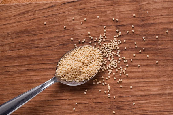 metal kaşık kahverengi ahşap masa üzerinde darı