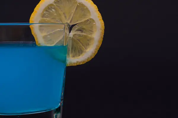 Niebieski cockatil z cytryną — Zdjęcie stockowe