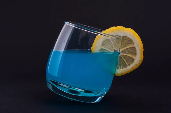 Синий какатил с лимоном — стоковое фото