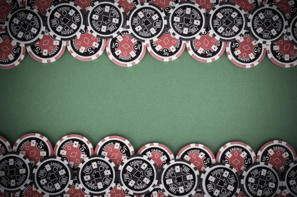 赤と黒のチップ - ヴィンテージドレスを緑のカジノ テーブルのトップ ビュー — ストック写真
