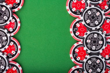 Kırmızı ve siyah fişleri ile yeşil casino tablonun Üstten Görünüm