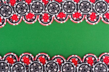 Kırmızı ve siyah fişleri ile yeşil casino tablonun Üstten Görünüm