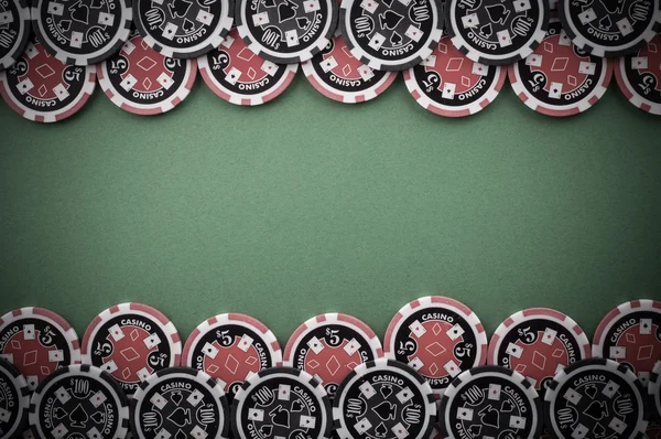 Vista superior da mesa de casino verde com chips vermelhos e pretos - vintag — Fotografia de Stock