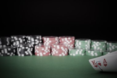 Kral, ace, siyah, kırmızı ve yeşil casino fişleri masanın üzerine - vintage