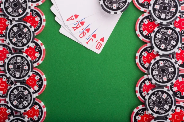 Bovenaanzicht van groene casino tafel met royal flush, rode en zwarte c — Stockfoto