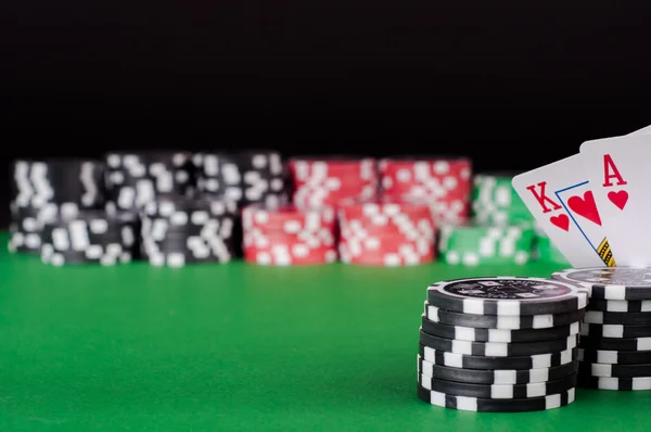Koning, aas, zwarte, rode en groene casino chips op tafel — Stockfoto