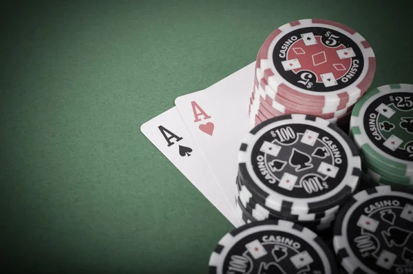 Pair of aces, red and black cassino chips on green table - vinta — Stock Photo, Image