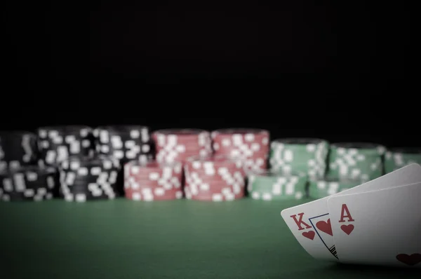 Koning, aas, zwarte, rode en groene casino chips op tafel - vintage — Stockfoto