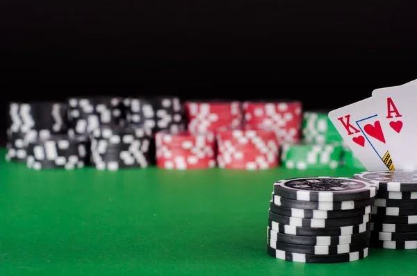 Koning, aas, zwarte, rode en groene casino chips op tafel — Stockfoto