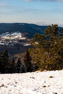 Fotoğraf: Hrobacza Meadow (pol. Hrobacza ka) ve Miedzybrodzie Bialskie 'nin Zar Dağı' ndan (pol. Gora ar)