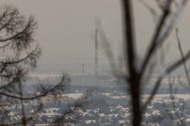 Polonya dağlarında kış fotoğrafı, ağaçlar arasında şehir.