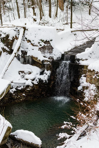 Foto Von Wasserfall Verschneiten Winterwald Polnischen Moutnains — Stockfoto