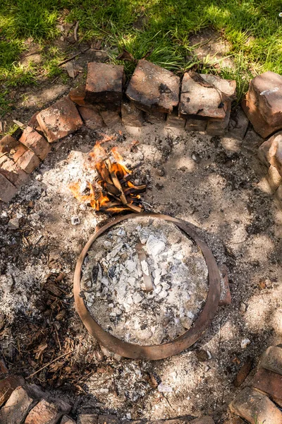 전통적 달마티아 Peka 불리는 요리의 야채를 남비에 뜨거운 재로덮었다 — 스톡 사진