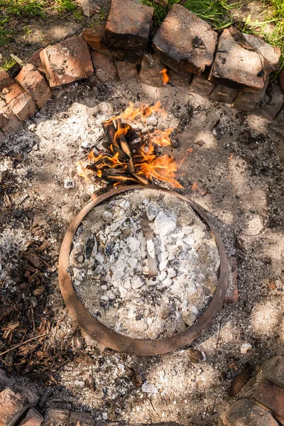 전통적 달마티아 Peka 불리는 요리의 야채를 남비에 뜨거운 재로덮었다 — 스톡 사진