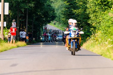 PORBKA NEAR BIELSKO-BIALA, POLAND - 13 AĞUSTOS 2021: Pologne Bisiklet Yarışı Turu 2021, Chocholow, Czarny Dunajec 'ten Bielsko-Biala' ya kadar 5. aşama, Porbka yakınlarındaki Kocierz yakınlarında bisiklet süren profesyonel bisikletçi