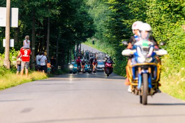 PORBKA NEAR BIELSKO-BIALA, POLAND - 13 AĞUSTOS 2021: Pologne Bisiklet Yarışı Turu 2021, Chocholow, Czarny Dunajec 'ten Bielsko-Biala' ya kadar 5. aşama, Porbka yakınlarındaki Kocierz yakınlarında bisiklet süren profesyonel bisikletçi