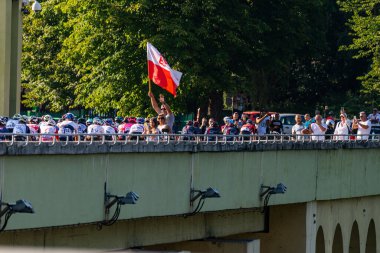 PORBKA NEAR BIELSKO-BIALA, POLAND - 13 AĞUSTOS 2021: Pologne Bisiklet Yarışı Turu 2021, Chocholow, Czarny Dunajec 'ten Bielsko-Biala' ya kadar 5. aşama, Porbka yakınlarındaki Kocierz yakınlarında bisiklet süren profesyonel bisikletçi