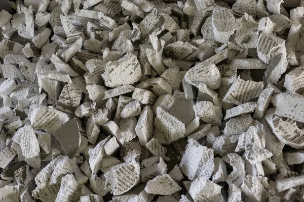 İnşaattaki kirli köpük atıklarının fotoğrafı.