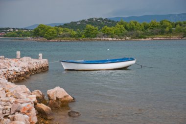 Küçük beyaz mavi tekne palamarla taş İskelesi