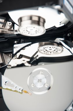 İki sabit disk sürücüsü portre