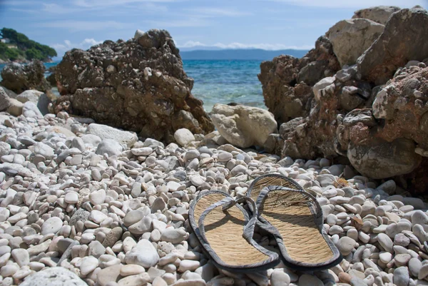Flip-flops on the Croatian stone beach — Stock Photo, Image