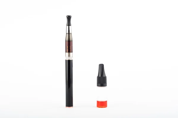 Elektronische Zigarette und Flüssigkeit vor weißem Hintergrund — Stockfoto