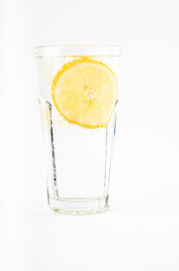 Bir bardak limonlu su
