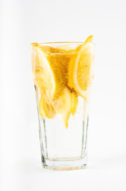 Bir bardak limonlu su