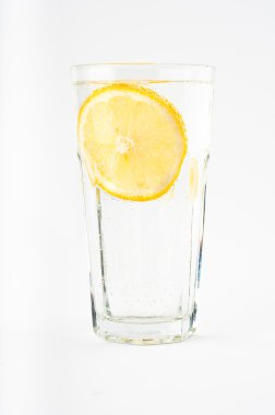 Bir bardak limonlu su