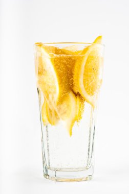 Bir bardak limonlu su