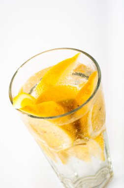 Bir bardak limonlu su