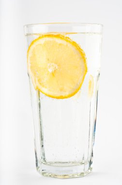 Bir bardak limonlu su